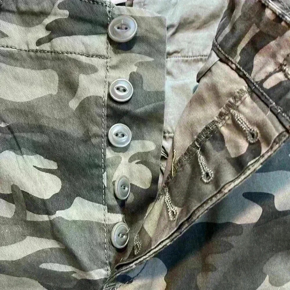 Sanctuary Camo Cropped Button Fly Pants Size 27 - Picture 3 of 4